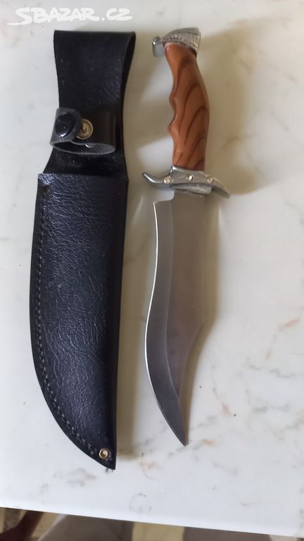 Nůž s pouzdrem s připnutím na opasek