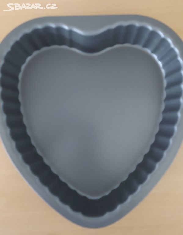 Fialová koláčová forma ve tvaru srdce