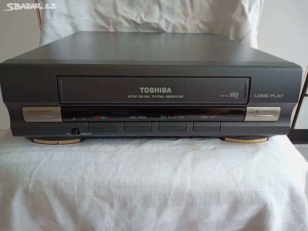Videopřehrávač VHS Toshiba.