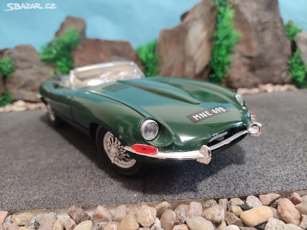 Prodám model 1:18 Jaguar e type Cabrio 1960