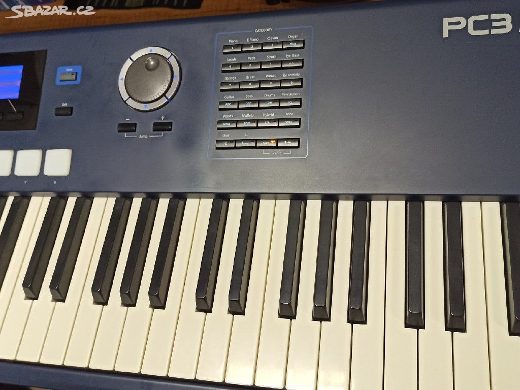 Kurzweil PC3 LE8 s příslušenstvím