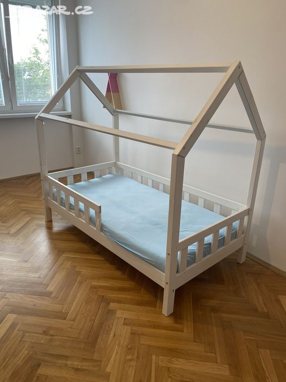 Dětská bílá domečková postel