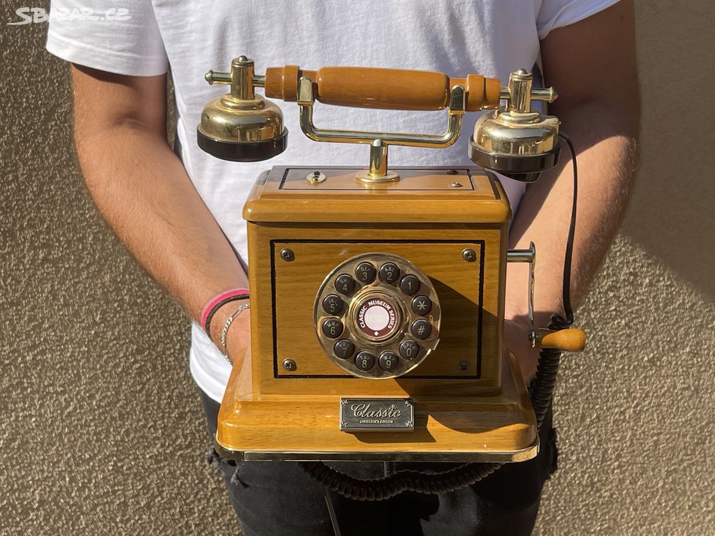 Telefon dřevěný retro funkční