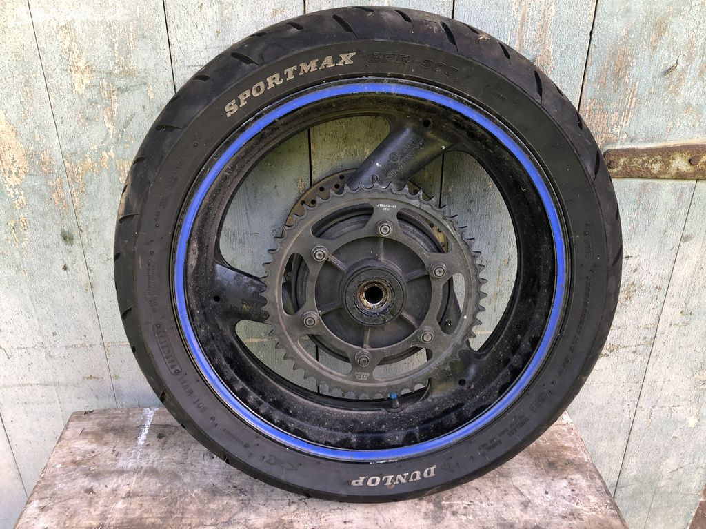 zadní kolo disk ráfek pneu yamaha fzs600 fazer 02