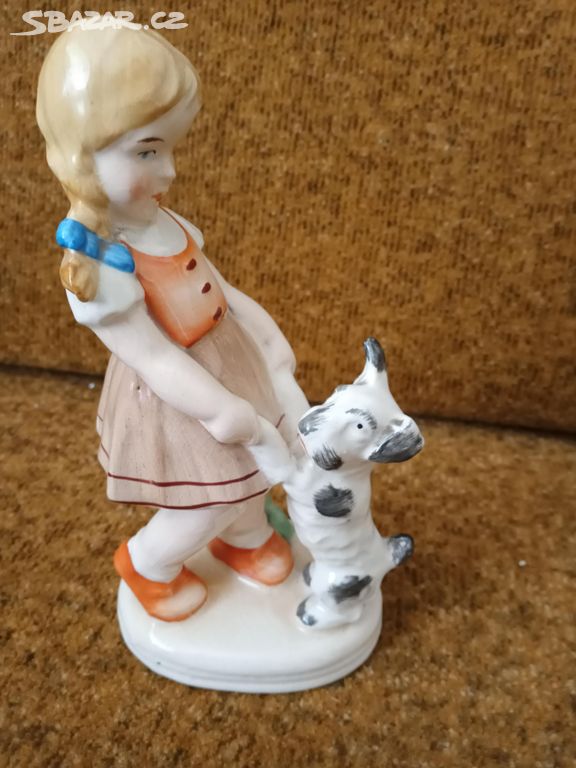 porcelánová soška Dívka se psem