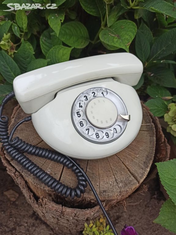 Starý retro telefon Tesla Stropkov