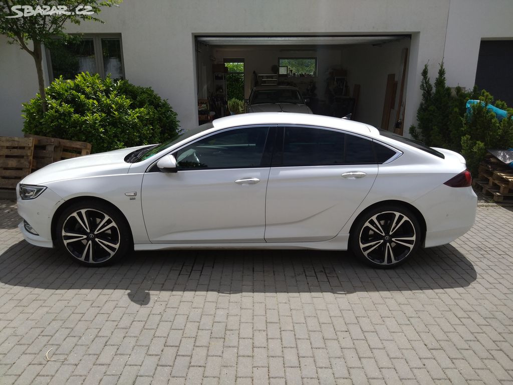 Opel Insignia GS,4x4, bílá perleť, plná výbava