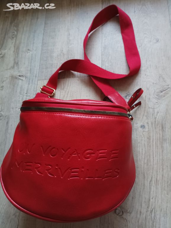 červená kabelka, ledvinka crossbody