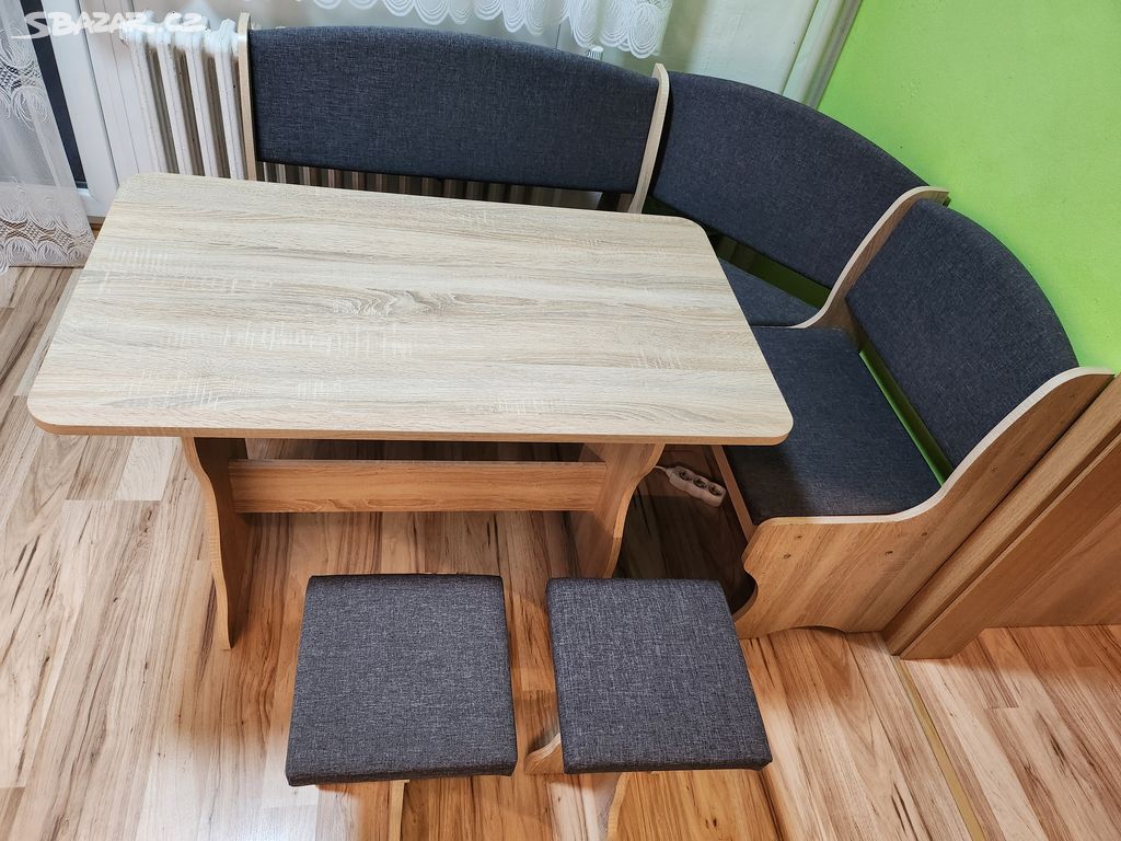 Rohový jídelní set (stůl, lavice a taburety)