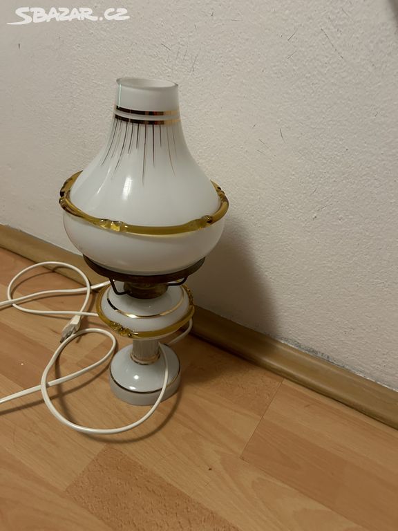 Retro lampa opálové sklo