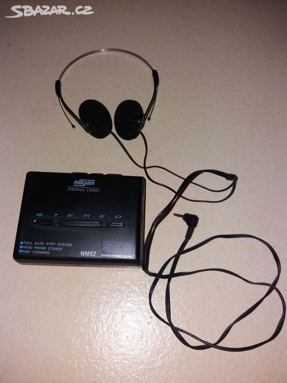 Retro přehrávač kazet Walkman i s reproduktory.