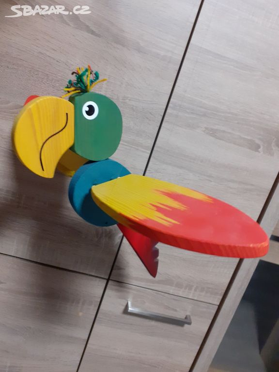 Dřevěný závěsný papoušek 55 cm