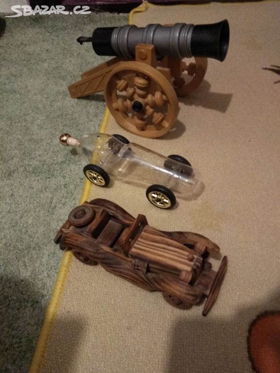 Staré retro hračky dřevěné a skleněné auto