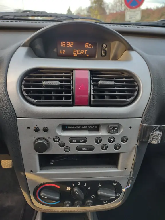Opel Corsa 1,4i Twinport 66kW, r.v.2004, 166000 km - fotka 2