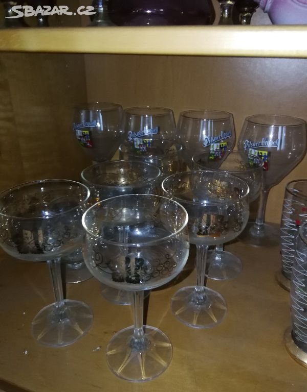 Sada starožitných skleniček