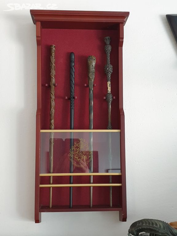 Harry Potter Stojan na 4 kouzelnické hůlky + hůlky
