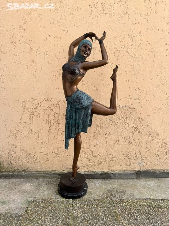 Velká bronzová socha - tanačnice 167 cm