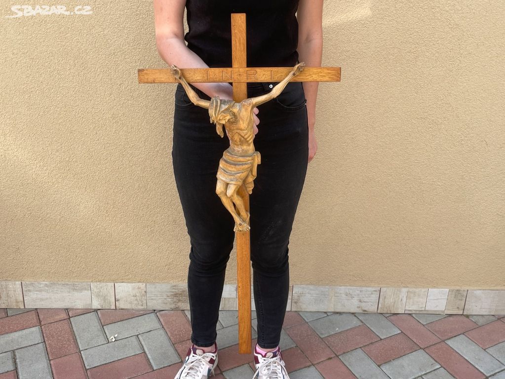 Veliký ručně výřezávaný dřevěný kříž s ježíšem