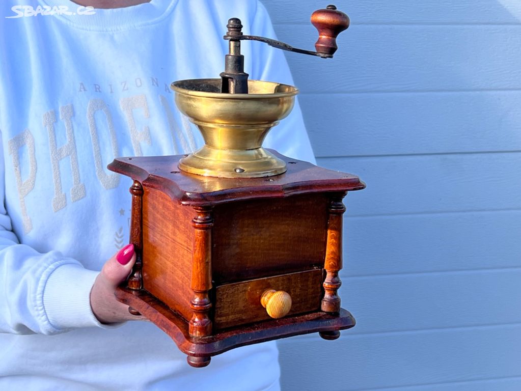 Velký starožitný dřevěný mlýnek na kávu sloupkový