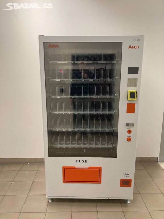 Výdejní potravinový a nápojový automat