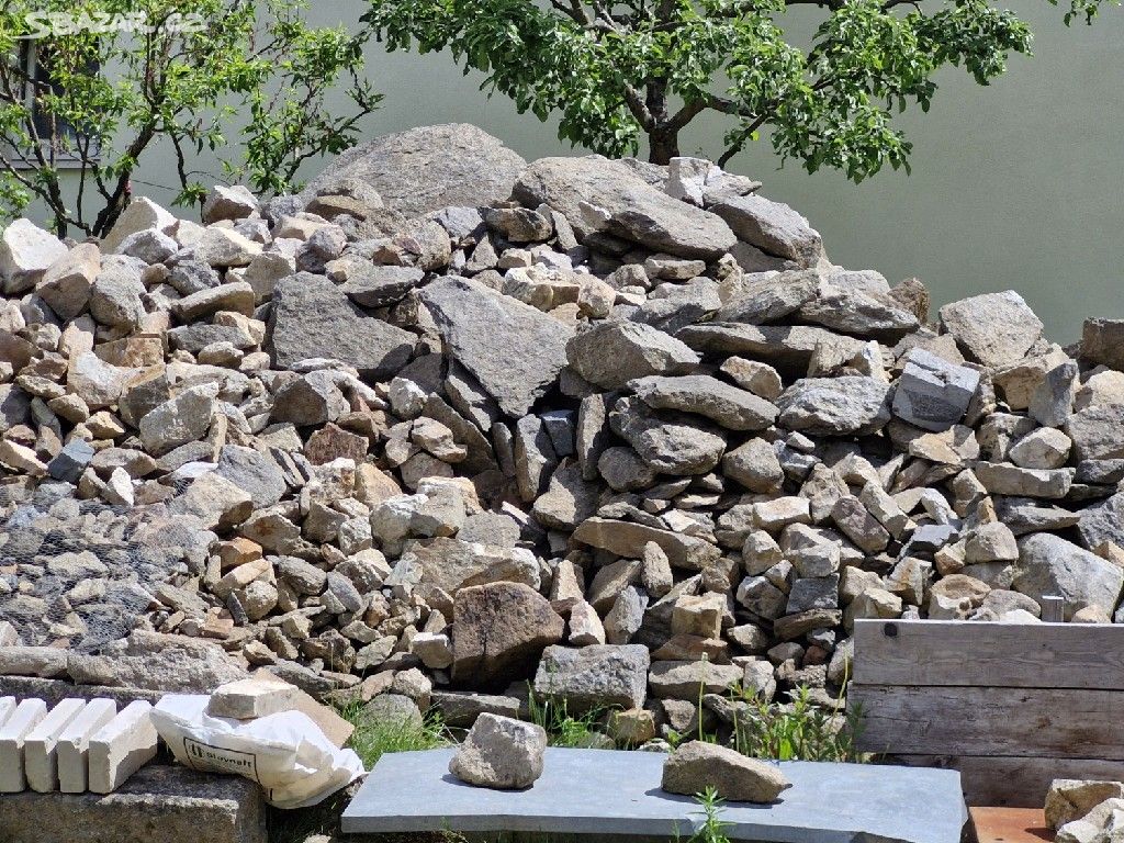 Kamení na kamennou zeď