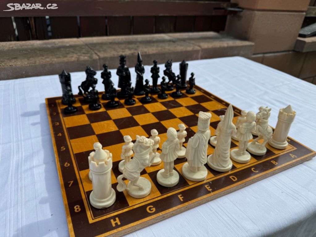 Pěkné staré šachy s královským motivem