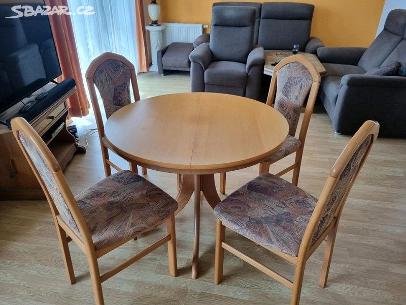 Kulatý jídelní stůl rozkládací a 4 židle, masivní