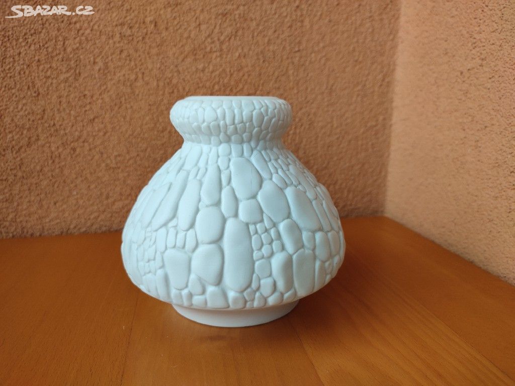 Starožitná porcelánová váza značky KAISER.