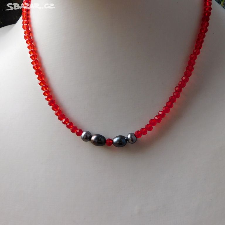 Náhrdelník- červený spinel, tmavé perličky
