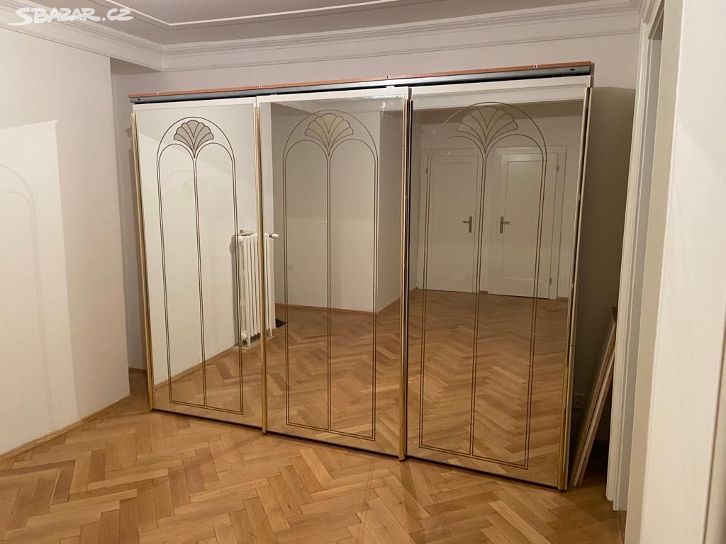 Elegantní zrcadlová skříň