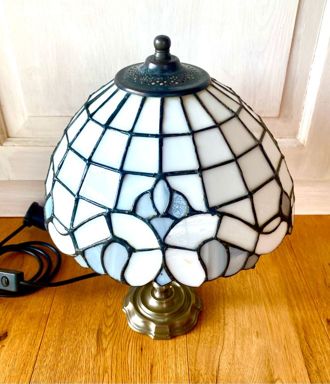 Stará krásná Tiffany lampa s cínovým podstavcem