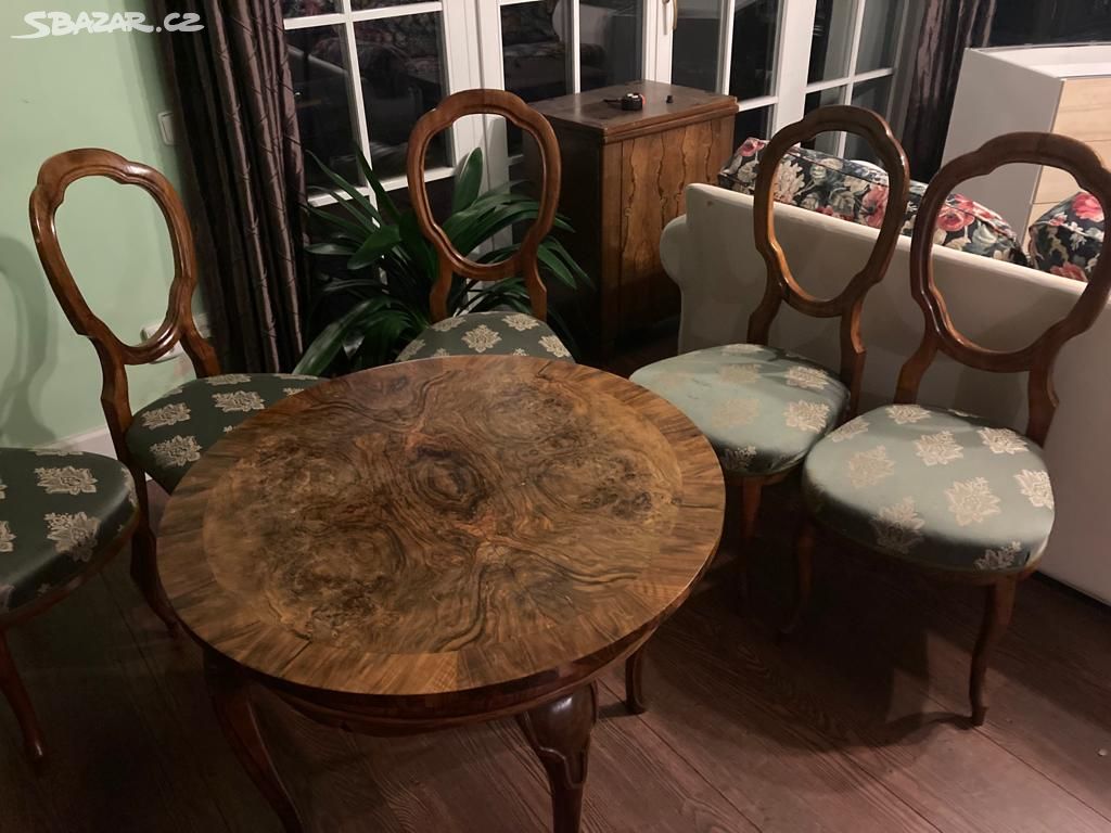historický stůl se 7 židlemi