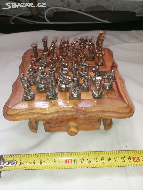 Šachy a kovové figurky - 2 ks chybí