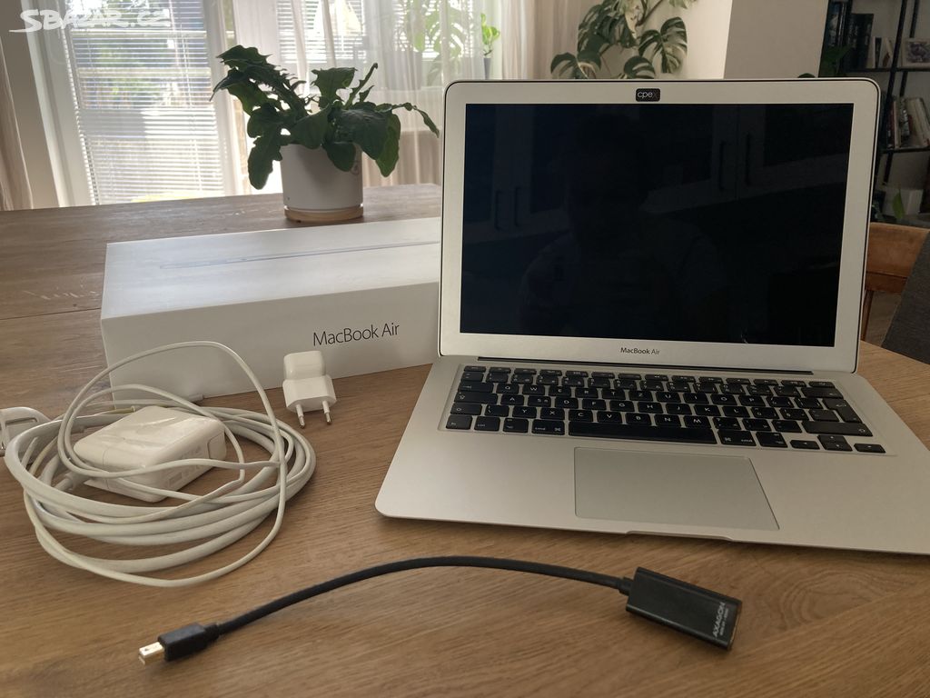 Macbook Air 2017 + redukce HDMI + slot na karty