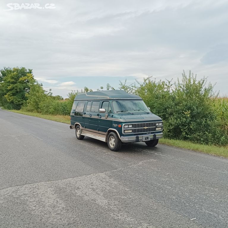 Chevrolet G20 van s invalidní plošinou