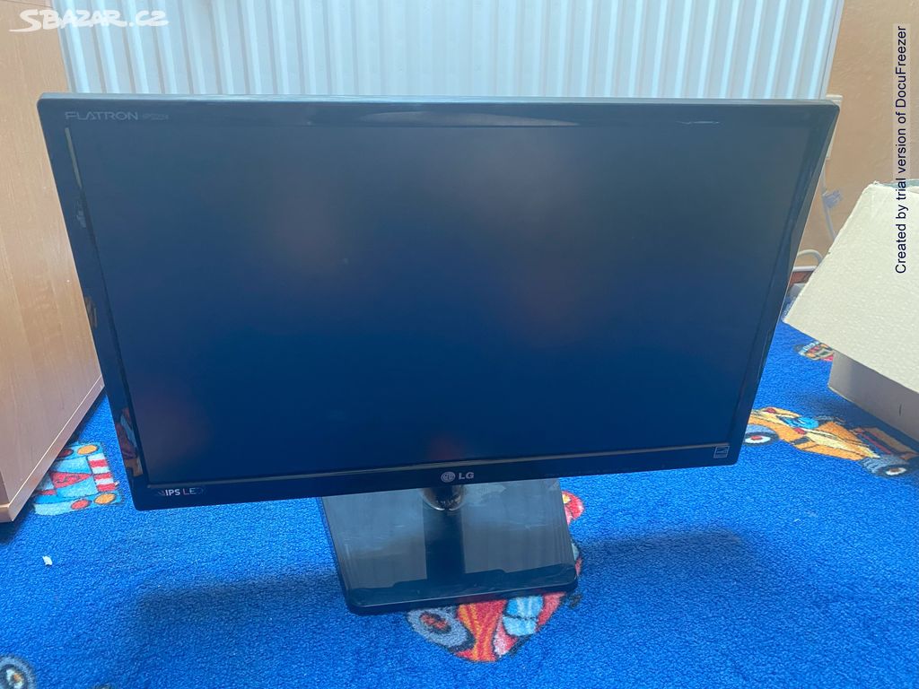 Monitor LG Flatron IPS224 22 palců s vadou