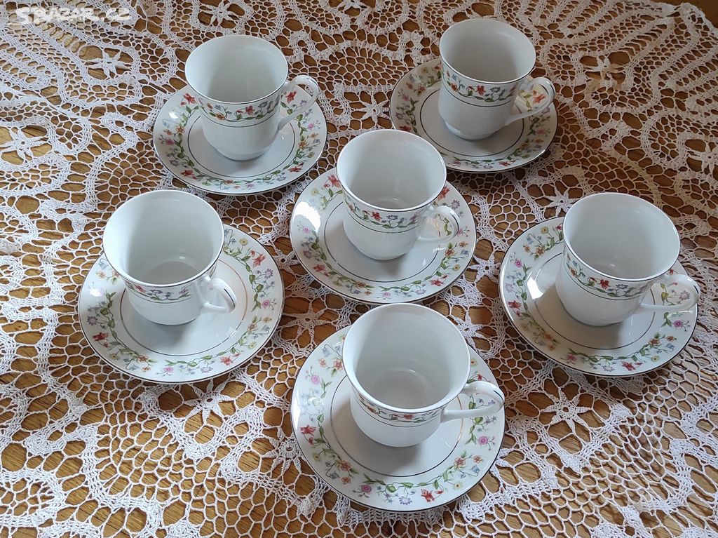 Retro sada porcelánových hrníčků s talířky