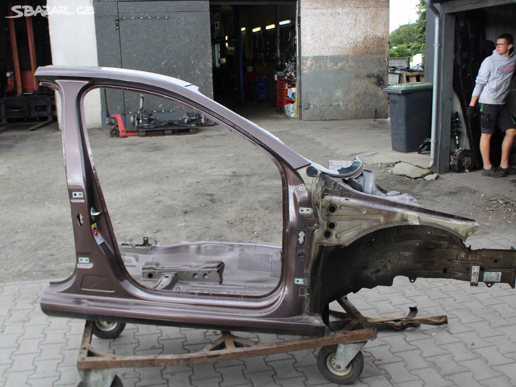 Škoda Octavia III pravá přední část karoserie LF8Z