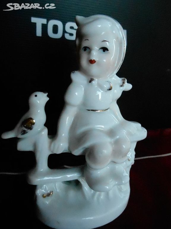 Socha, soška, figurka -dívka s ptáčkem porcelán