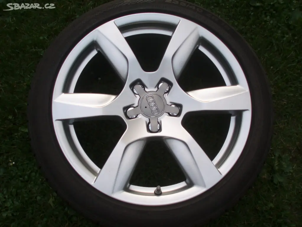 Audi R8  Alu kola Audi 18"  Letní  Originál sada