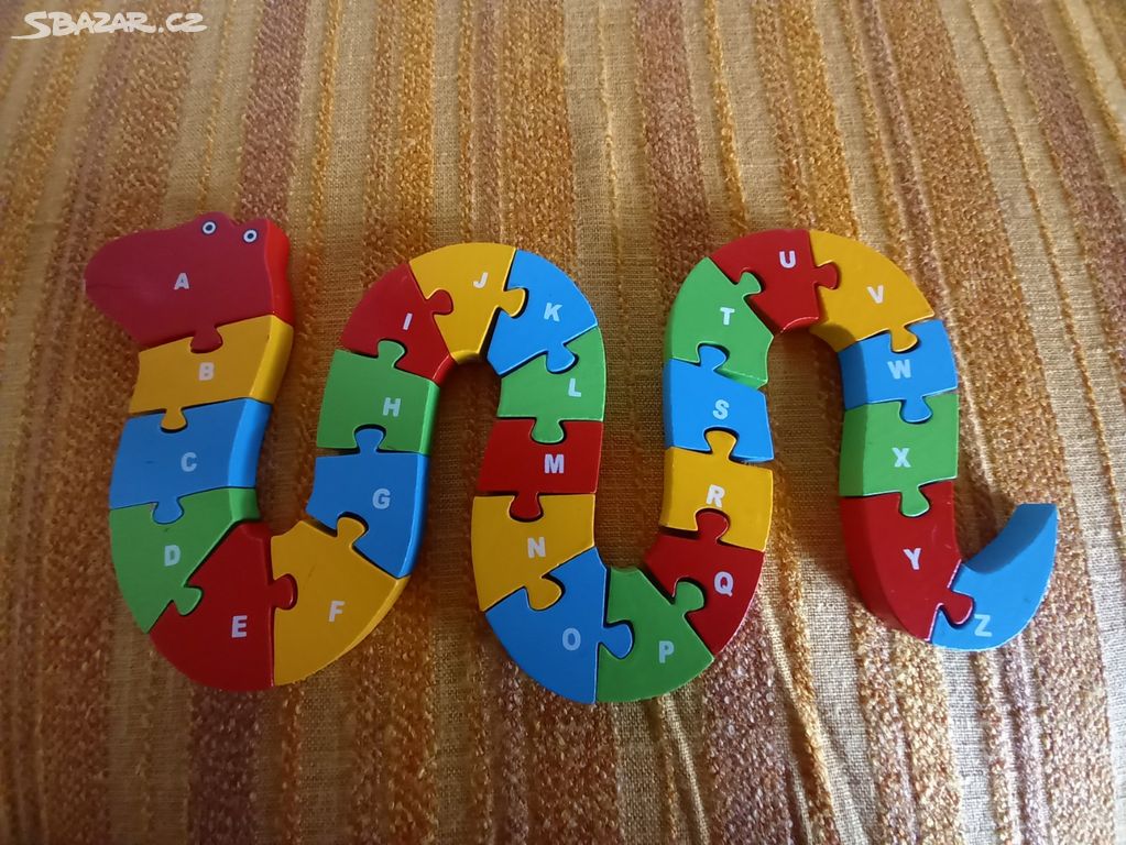 Dřevěný puzzle had s písmenky a číslicemi
