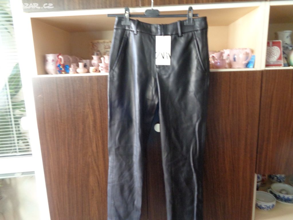 černé kožené kalhoty