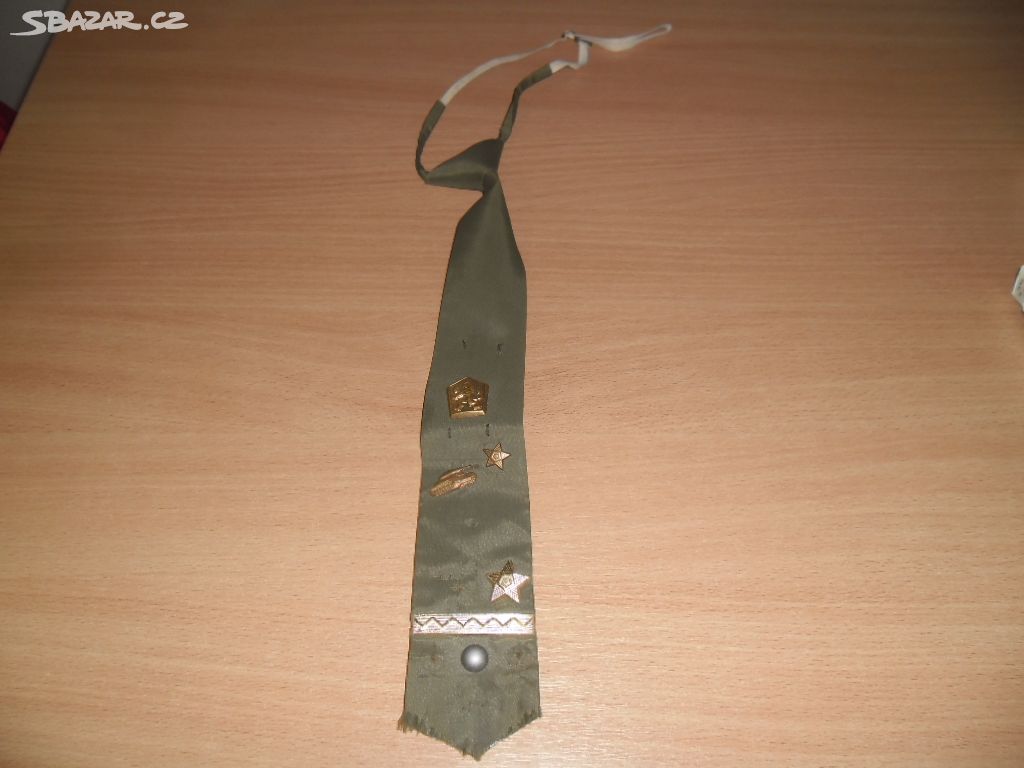 kravata s  odznaky