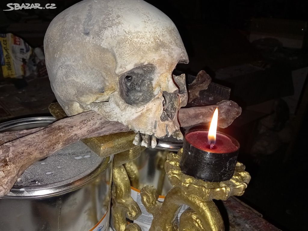 Svícen lidská lebka a kosti human skull replica