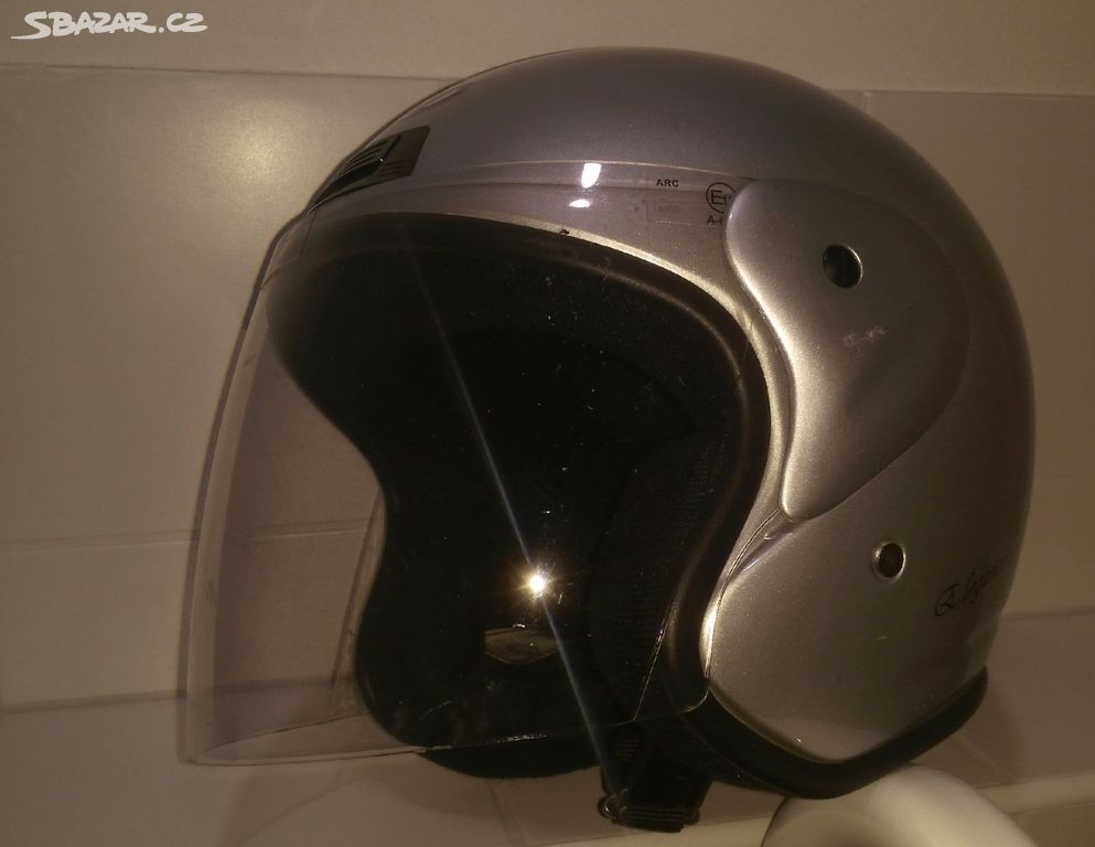 Menší moto helma se štítkem na skutr nebo motorku