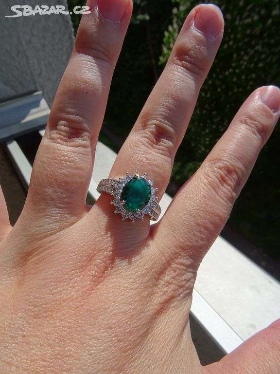 Prsten s kubickými zirkony, barva smaragdová