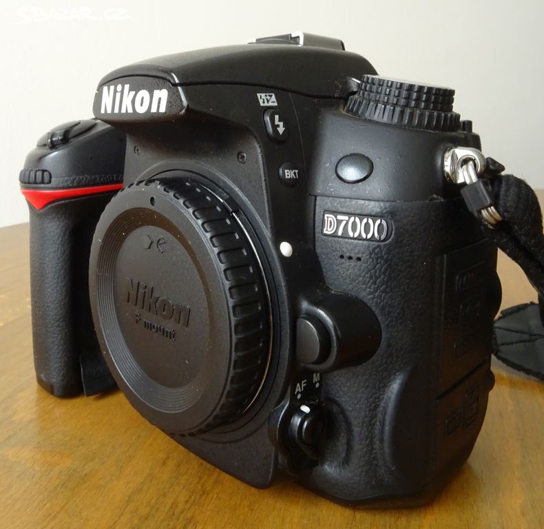 Nikon D7000 tělo + příslušenství