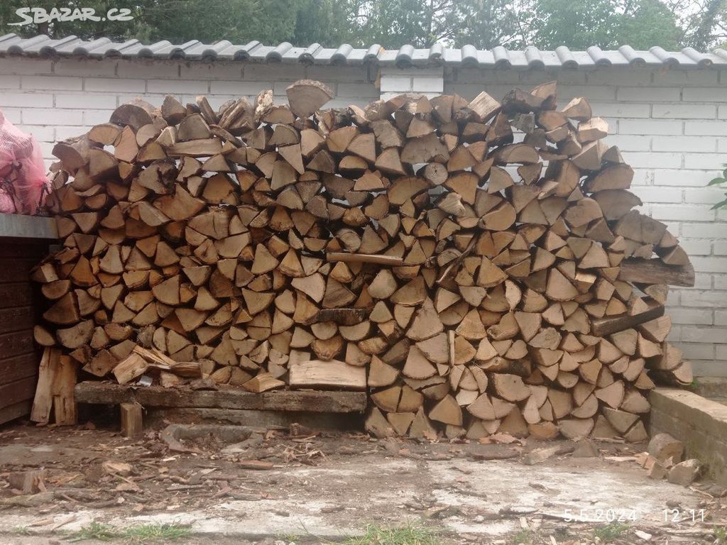 Palivové tvrdé suché dřevo 33cm - 1.2 m3 rovnané