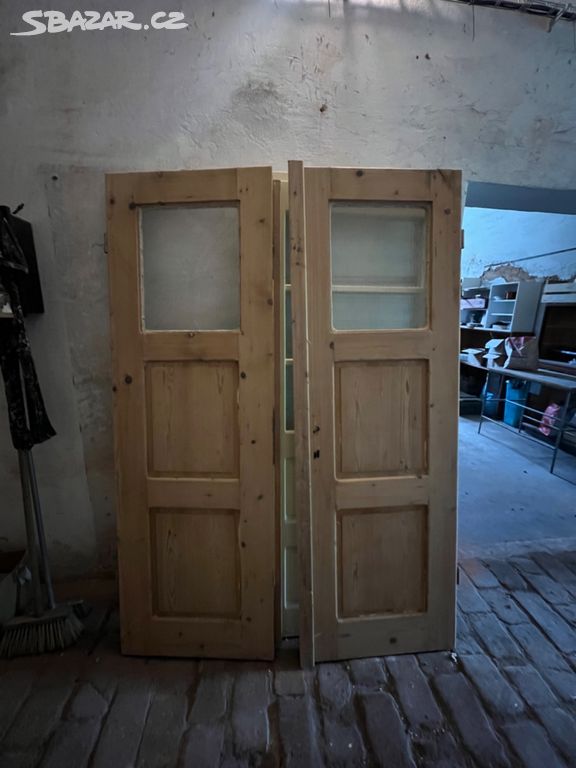 Stare dvoukridle dvere vcetne oblozky a svetliku
