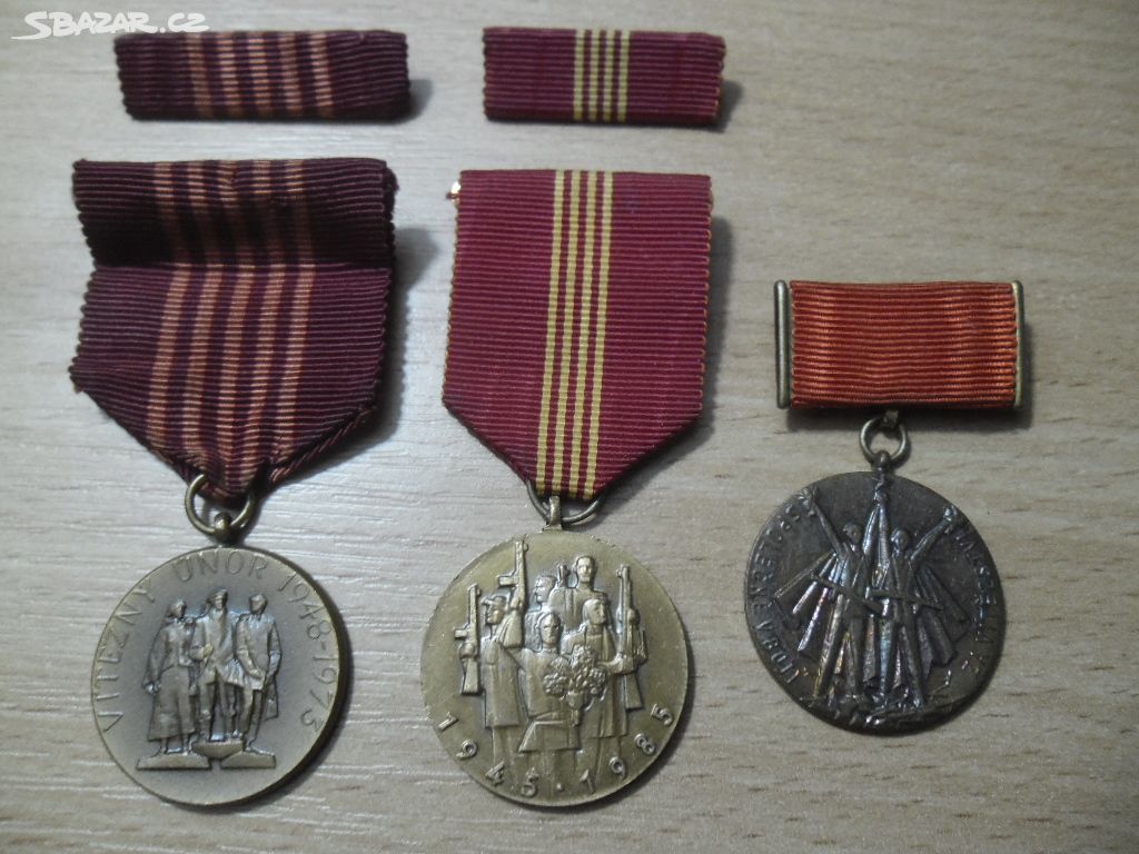 3 x pamětní medaile - cena je dohromady